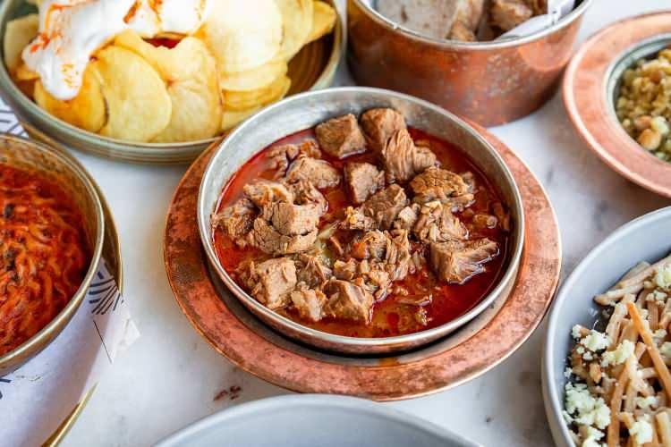 <p>D&uuml;nyaca &uuml;nl&uuml; gastronomi platformu TasteAtlas&rsquo;ın uluslararası kullanıcıların oylarıyla hazırladığı &ldquo;D&uuml;nyanın En İyi 100 Yemek Şehri&rdquo; listesi a&ccedil;ıklandı.&nbsp;</p>
