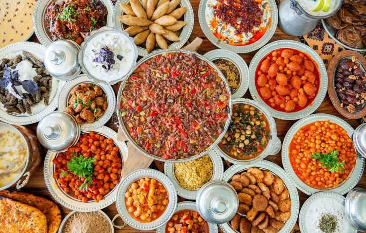 <p>T&uuml;rkiye, k&ouml;kl&uuml; mutfak geleneği, y&ouml;resel tatları ve kendine &ouml;zg&uuml; sokak lezzetleriyle d&uuml;nya gastronomisindeki iddiasını s&uuml;rd&uuml;r&uuml;yor.</p>
