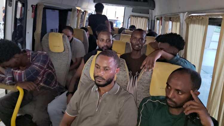 <p>Edirne'de polisin rutin denetimleri sırasında ş&uuml;phe &uuml;zerine durdurulan minib&uuml;ste, aralarında kadınların da bulunduğu Etiyopya uyruklu 19 ka&ccedil;ak g&ouml;&ccedil;men yakalandı; ara&ccedil; s&uuml;r&uuml;c&uuml;s&uuml; g&ouml;zaltına alındı.</p>

<p>&nbsp;</p>
