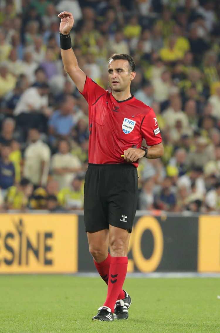 <p>Eski hakemler, Fenerbah&ccedil;e'nin kazandığı penaltı i&ccedil;in de g&ouml;r&uuml;şlerini a&ccedil;ıkladı.</p>
