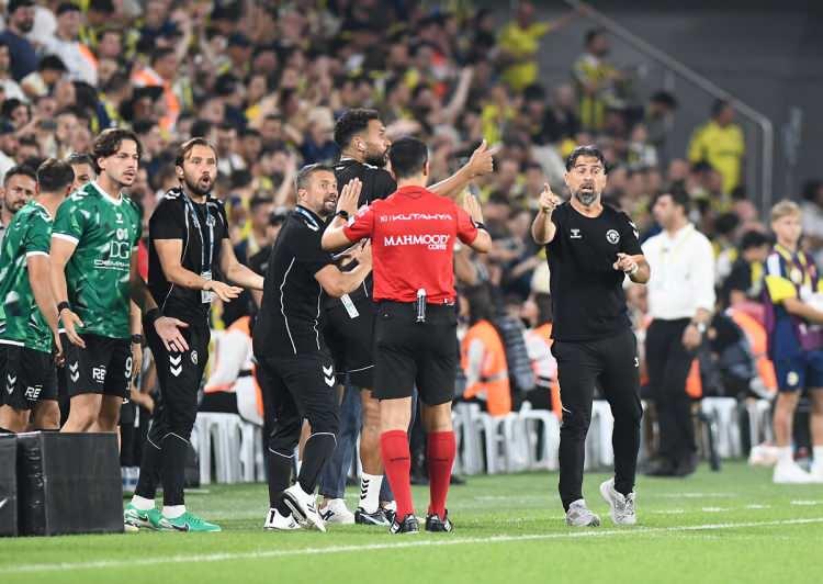 <p><strong>20' Fenerbah&ccedil;e'nin penaltısında hakemin kararı doğru mu?&nbsp;</strong></p>

<p>Deniz &Ccedil;oban: "En &ccedil;ok tartışılan pozisyonlar, el pozisyonlarıdır. Bana g&ouml;re hakem ve VAR'ın tutumu temelden yanlış. Adil, kafaya &ccedil;ıkmışken doğal konumdaki eline geliyor. Bırakın VAR m&uuml;dahalesini, sahada da penaltı olmadığını&nbsp;d&uuml;ş&uuml;n&uuml;yorum."<br />
<br />
Se&ccedil;im Demirel: "Kafa topuna y&uuml;kselirken doğal aksiyon gereği kolu a&ccedil;ılıyor, kısa mesafeden gelen bir top koluna temas ediyor. VAR m&uuml;dahalesini hatalı buluyorum. VAR'dan izleyen hakemin penaltı vermesini daha da hatalı buluyorum."<br />
<br />
B&uuml;lent Yıldırım: "Adil, doğal konumda. &Uuml;st d&uuml;zey bir hakemin de bunu vermemesi gerekirdi. VAR'ın bu pozisyona girmemesi gerekirdi. Hakem, penaltı verse bile girmemeliydi."</p>

