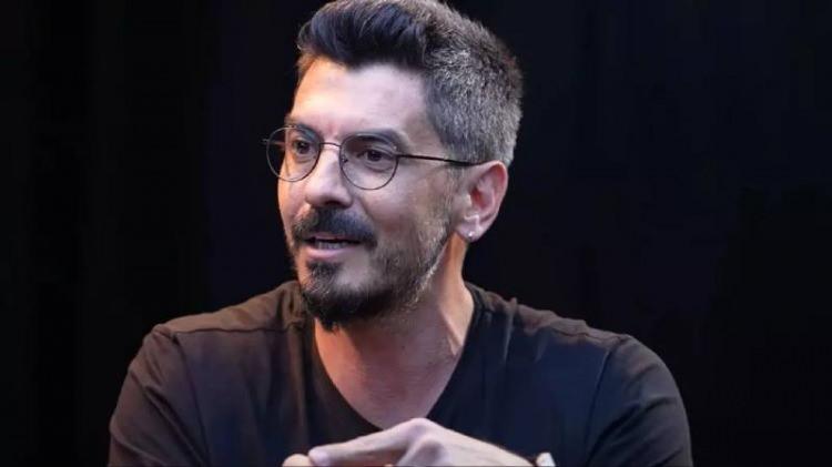 <p>Deniz Ateş Bitnel: Fenerbah&ccedil;e lehine penaltı verilen pozisyonda VAR m&uuml;dahalesi kesinlikle yanlış. Beklenmeyen top, kafa topuna y&uuml;kselen bir oyuncunun eli ne kadar kapalı olabilirse o kadar kapalı, buna rağmen elini toptan ka&ccedil;ırıyor. Penaltı kararı yanlış.</p>
