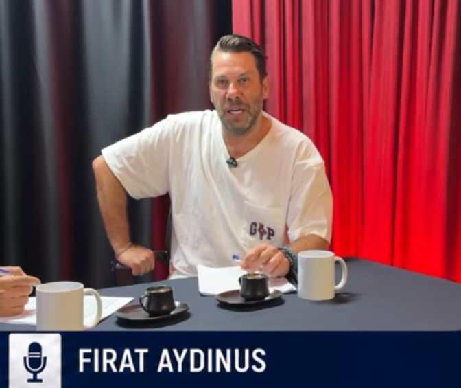 <p>Fırat Aydınus: Kafa topuna &ccedil;ıkan Adil, kafasını eğerek topa m&uuml;dahale etmek isterken kolları olabildiğince doğal konumda. Kolun omuz ve &uuml;st&uuml; seviyesinde olması durumunda penaltı değerlendirmesi kabul edilebilir; ancak bu pozisyonda b&ouml;yle bir durum s&ouml;z konusu değil. VAR&rsquo;daki Barış&rsquo;ın bu pozisyon i&ccedil;in hakemi incelemeye &ccedil;ağırırken aklından neler ge&ccedil;tiği ger&ccedil;ekten tartışılır!</p>
