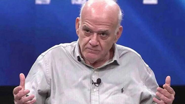 <p>Ahmet &Ccedil;akar: Adil Demirbağ topa y&uuml;kselirken kolu doğal konumda. Greenwood&rsquo;un kafasından seken top, Adil&rsquo;in doğal pozisyondaki koluna geliyor. Adil&rsquo;in g&ouml;z&uuml; topta, amacı topa m&uuml;dahale etmek. B&ouml;yle bir pozisyonda penaltı verilmez. Bu karar futbolun ruhuna aykırı. Aynı pozisyon Konyaspor lehine olsa VAR &ccedil;ağrısı yapılıp penaltı verilecek miydi?</p>
