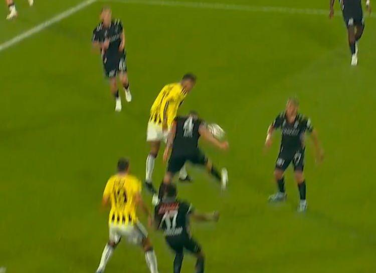 <p>FENERBAH&Ccedil;E - KONYASPOR MA&Ccedil;INDA PENALTININ VERİLDİĞİ POZİSYON.<br />
<br />
<br />
*** G&ouml;r&uuml;nt&uuml; yayıncı kuruluş beIN SPORTS'tan alınmıştır ***</p>
