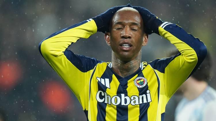 <p><span style="color:#B22222"><strong>LİG S&Uuml;RPRİZ KARŞILAŞMALARLA BAŞLADI!</strong></span></p>

<p>&nbsp;</p>

<p>2026-2027 Trendyol S&uuml;per Lig sezonunda şampiyonluk yarışı başladı. <span style="color:#B22222"><strong>Galatasaray, Fenerbah&ccedil;e ve Trabzonspor puan kaybıyla başlarken Beşiktaş galibiyetle yarışa dahil oldu.</strong></span></p>

<p>&nbsp;</p>

<p>18 takımın m&uuml;cadele ettiği sezonda kadro kalitesi ve yaz transferleri zirve yarışının kaderini belirleyecek.</p>
