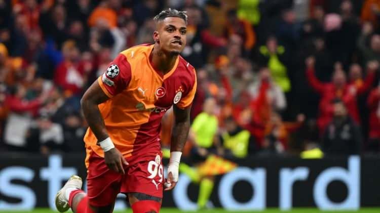 <p>19 dakika sahada kalan Lemina'nın menajerinin de &ouml;n&uuml;m&uuml;zdeki g&uuml;nlerde y&ouml;netimle transferin resmiyete kavuşması i&ccedil;in masaya oturması bekleniyor.</p>
