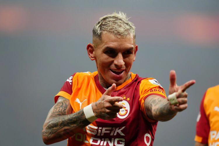 <p>İtalyan gazeteci Nico Schira'nın haberine g&ouml;re, Torreira, eski takımı Fiorentina ile prensipte anlaşmaya vardı.</p>
