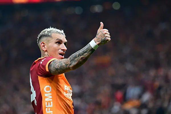 <p>Galatasaray y&ouml;netiminin Torreira i&ccedil;in nasıl bir tutum sergileyeceği merak edilirken, taraflar arasında yapılacak g&ouml;r&uuml;şmeler transferin kaderini belirleyecek.</p>
