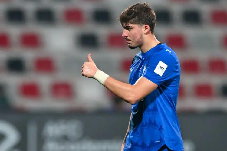 <p>&Ccedil;ağlar S&ouml;y&uuml;nc&uuml;'n&uuml;n s&uuml;rekli sakatlanması, Oosterwolde'nin ayrılık hazırlığı yapması Fenerbah&ccedil;e'yi stoper arayışına itti.<br />
<br />
Kontenjan dolu olduğu i&ccedil;in yerli isimlere y&ouml;nelen sarı-lacivertlilerin hedefi Yusuf Ak&ccedil;i&ccedil;ek.<br />
<br />
Al-Hilal kadroda d&uuml;ş&uuml;nmediği oyuncu i&ccedil;in 6 milyon euro talep ediyor.<br />
<br />
(FANATİK)</p>
