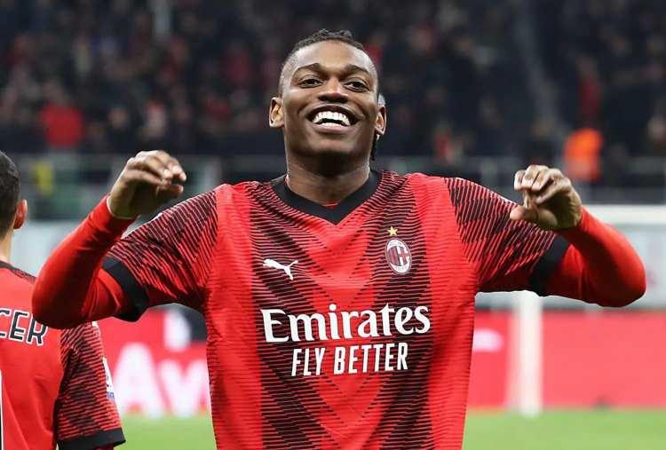 <p>Galatasaray, Rafael Leao i&ccedil;in pazarlıklarda farkı 5 milyon euroya kadar indirdi.<br />
<br />
Cimbom'a "Evet" diyen Ismaila Sarr ise Crystal Palace'a baskı yapıyor.<br />
<br />
Sarı-kırmızılılar kısa s&uuml;re i&ccedil;inde iki futbolcudan birini İstanbul'a getirecek.<br />
<br />
(AKŞAM)</p>

