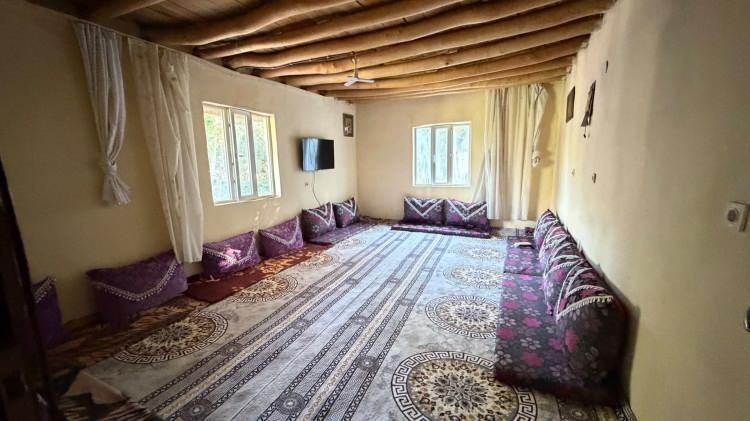 <p>Kendilerine ait &ccedil;alışma odaları ve masaları bulunmayan kardeşler, 16 yaşındaki ablaları, anne ve babalarının uyuduğu, yemek yiyip sohbet ettiği tek odada bir k&ouml;şeye &ccedil;ekilerek yer minderinde <span style="color:#A52A2A"><strong><em>her g&uuml;n 5-6 saat ders &ccedil;alıştı.</em></strong></span></p>
