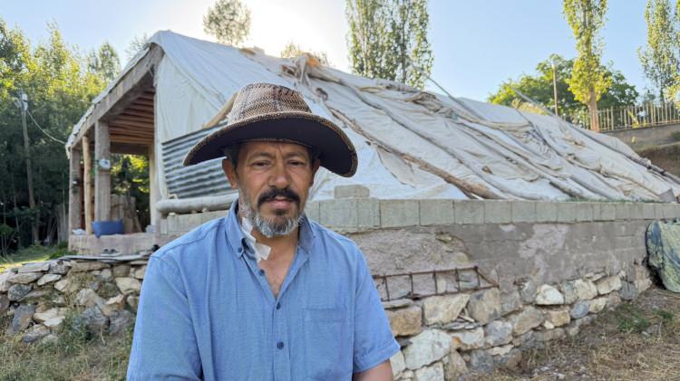 <p>Zehirli guatr nedeniyle tiroit tedavisi g&ouml;ren Karak&ouml;m, ş&ouml;yşe konuştu:&nbsp;</p>

<p>&nbsp;</p>

<p><em><strong>"&Ccedil;ocuklarım daha iyi şartlarda yaşasın ve okusun diye yaklaşık 2 yıl &ouml;nce ev yapmaya başladım. Temelini ve su basmanın tamamladım. Ancak param yetmedi. Bir oda, mutfak ve banyo-tuvalet yapabildim. Evin &uuml;st&uuml;n&uuml; de su ge&ccedil;irmesin diye branda ile kapattım.</strong></em></p>
