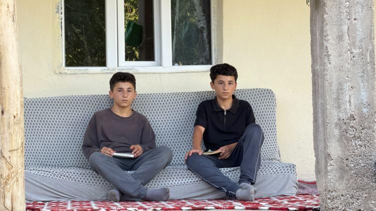<p>Hakkari'nin Y&uuml;ksekova il&ccedil;esine bağlı Orta&ccedil; k&ouml;y&uuml;nde yaşayan ikizler <span style="color:#A52A2A"><strong><em>Musa ve İsa Karak&ouml;m (14), </em></strong></span>sadece bir odası, mutfağı ve banyo-tuvaleti bulunan evlerinde ders &ccedil;alışarak girdikleri Liselere Ge&ccedil;iş Sınavı'nda (LGS) fen lisesi kazandılar.</p>
