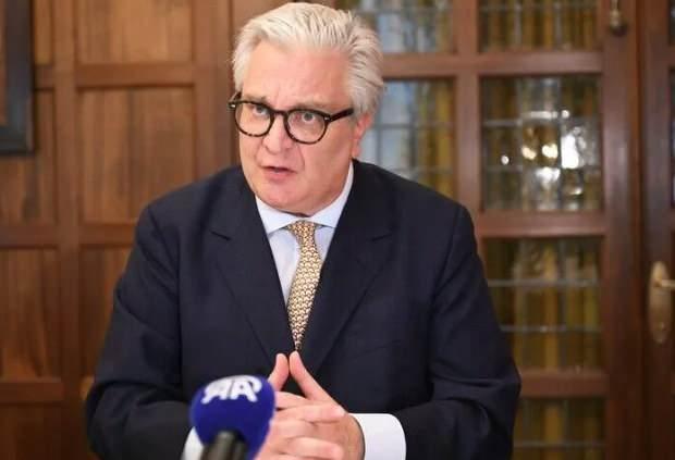 <p>MİRASTA KARDEŞLERİYLE EŞİT HAKKA SAHİP&nbsp;</p>

<div>Resmi tanımanın en &ouml;nemli sonu&ccedil;larından biri ise miras konusunda ortaya &ccedil;ıktı.Cl&eacute;ment, Prens Laurent&rsquo;in eşi Prenses Claire&rsquo;den olan &uuml;&ccedil; &ccedil;ocuğu Louise, Nicolas ve Aymeric ile birlikte babasının &ouml;zel mal varlığında eşit miras hakkına sahip olacak.</div>
