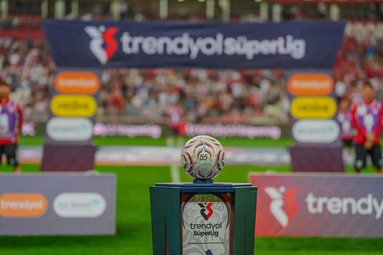 <p>S&uuml;per Lig'de ilk haftanın ardından haftanın en iyi 11'i de belli oldu.</p>
