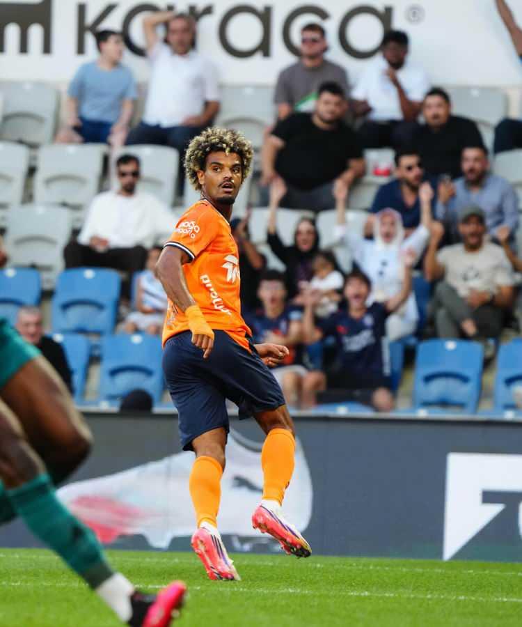 <p>Sol bek: Operi | Başakşehir</p>
