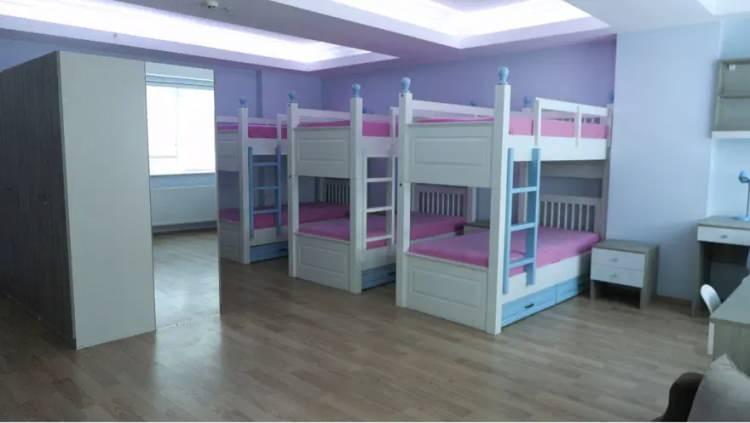 <p>YKS yerleştirme sonu&ccedil;larının a&ccedil;ıklanmasıyla &uuml;niversite adaylarının yurt ve ev bulma telaşı başladı.</p>

<p>&nbsp;</p>

<p>İstanbul'da barınma maliyetleri il&ccedil;eden il&ccedil;eye değişirken, kimi &ouml;ğrenciler tercihlerini &ouml;zel ya da devlet yurdundan yana kullanıyor kimi &ouml;ğrenciler ise kiralık ev arıyor.</p>
