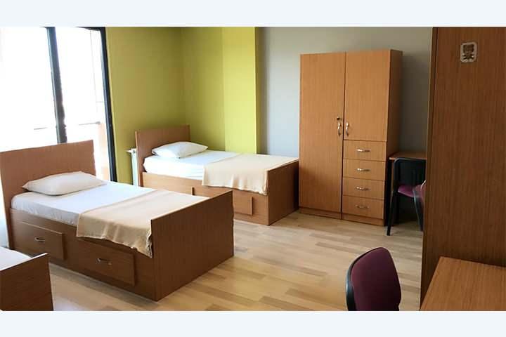 <p><strong>&Ouml;ZEL YURT FİYATLARI ARTTI</strong></p>

<p>&nbsp;</p>

<p>İstanbul'da 2025-2026 eğitim-&ouml;ğretim yılında &ouml;zel yurtlarda &uuml;cretler 17 bin lirayla 58 bin lira arasında değişirken, 2026-2027 eğitim-&ouml;ğretim yılında oda tipine ve il&ccedil;eye g&ouml;re aylık &uuml;cretler yaklaşık 25 bin lira ile 76 bin lira arasında değişiyor.</p>
