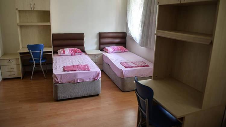 <p>&Uuml;niversite &ouml;ğrencisi Mert Bostan yurt fiyatlarındaki artıştan dolayı &uuml;&ccedil; arkadaşıyla kiralık eve &ccedil;ıktığını anlattı. Bostan, "İstanbul'u tercih edecek &ouml;ğrencilerin yurtların fiyatları bu kadar y&uuml;ksekken zorluk &ccedil;ekeceklerini d&uuml;ş&uuml;n&uuml;yorum." dedi.</p>
