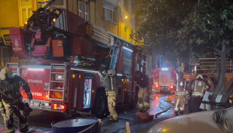 <p>Yangın sırasında ailesinin yanında Dalaman'da bulunan &Ouml;zen, telefonla gelen <strong><em>"Evin yanıyor"</em></strong> haberiyle yaklaşık 20 yıllık profesyonel sanat hayatı boyunca biriktirdiği eserlerinin ve malzemelerinin yok olduğunu &ouml;ğrendi.</p>
