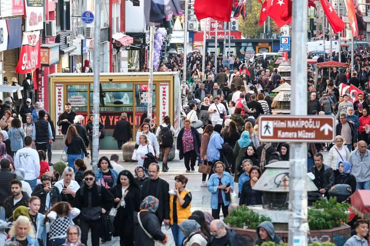 <p>Bu n&uuml;fusun yalnızca y&uuml;zde 14'&uuml; civarı n&uuml;fus k&uuml;t&uuml;ğ&uuml;ne İstanbul'da kayıtlıyken, geri kalan b&uuml;y&uuml;k &ccedil;oğunluk başka illere kayıtlı.</p>
