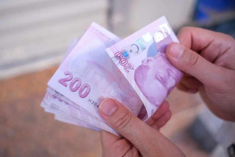 <div>Erkek &ccedil;alışanlar askerlik nedeniyle işten ayrıldığında kıdem tazminatı alabiliyor.</div>

<div>Kadın &ccedil;alışanlar ise evlilik nedeniyle belirli s&uuml;re i&ccedil;inde işten ayrılmaları halinde tazminat hakkından yararlanabiliyor.</div>

<div>&nbsp;</div>

<div>Emeklilik i&ccedil;in yaşı bekleyen ancak prim ve sigortalılık şartlarını tamamlayan &ccedil;alışanlar i&ccedil;in kıdem tazminatı &ouml;nemli bir hak olarak &ouml;ne &ccedil;ıkıyor.</div>

<div>Bu nedenle sigorta başlangı&ccedil; tarihi, prim g&uuml;n&uuml; ve SGK'dan alınacak yazı s&uuml;recin en kritik başlıkları arasında yer alıyor.</div>
