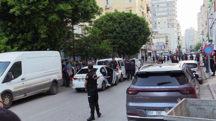 <p>Seyhan il&ccedil;esi Reşatbey Mahallesi&rsquo;ndeki Kuytul&rsquo;un evinin &ccedil;evresinde &ccedil;evik kuvvet ve &ouml;zel harekat timleriyle &ouml;nlem alındı.</p>
