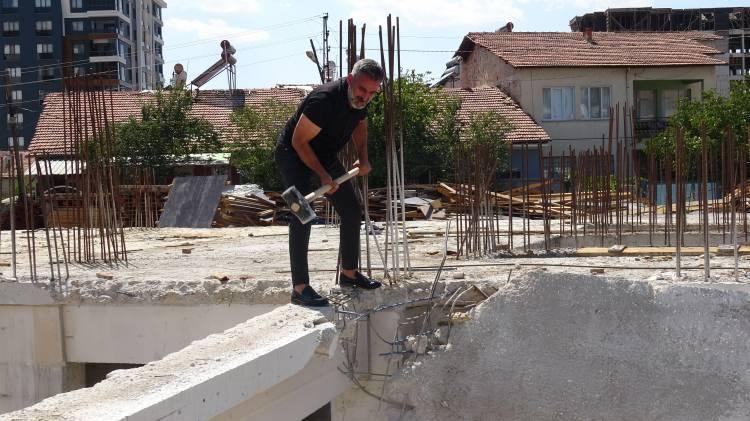 <p>Malatya'da 105 dairelik inşaatı ihbar eden şantiye sorumlusu olan Mustafa Erdoğan, projeyi durdurup yıkım kararı aldırdı. <strong><em>İşte dikkat &ccedil;eken olayın t&uuml;m detayları...</em></strong></p>
