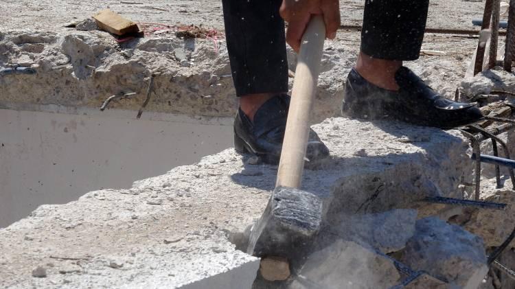 <p>Kahramanmaraş merkezli depremlerin ardından Malatya'da başlatılan kentsel d&ouml;n&uuml;ş&uuml;m &ccedil;alışmalarında dikkat &ccedil;eken bir olay yaşandı.&nbsp;</p>

<p>&nbsp;</p>

<p>Yeşilyurt il&ccedil;esinde Keleşoğlu firması tarafından yapımına başlanan 105 dairelik apartman inşaatında <span style="color:#A52A2A"><strong>firmanın kendi kontrol&uuml; sırasında beton kalitesindeki yetersizlik ortay</strong>a &ccedil;ıkarıldı.</span></p>
