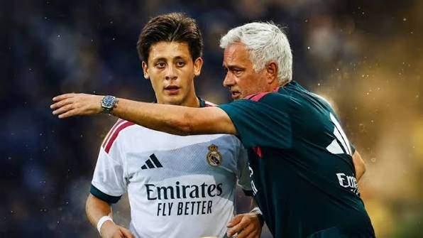 <p>Real Madrid'in Espanyol'u 2-1 yendiği ma&ccedil;a başarılı performansı ve asistiyle damga vuran Arda G&uuml;ler'in, teknik direkt&ouml;r Jose Mourinho tarafından oyundan alınan ilk isim olması İspanya'da tartışma konusu oldu.</p>
