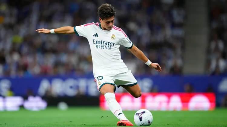 <p><strong>MARCA: REAL MADRİD'DE BAZI ŞEYLER Hİ&Ccedil; DEĞİŞMİYOR GİBİ G&Ouml;R&Uuml;N&Uuml;YOR! ARDA SAHADA OLMALI</strong><br />
<br />
"Arda G&uuml;ler kesinlikle oynamalı. Tartışmaya yer yok. Mourinho ne yaparsa yapsın, T&uuml;rk oyuncu sahada olmalı. Artık parlak anlar yaşayan, hatalar yapan, olağan&uuml;st&uuml; anların ardından uzun s&uuml;re dikkatsiz kalan bir oyuncu değil. Hayır. Şimdi Arda, Real Madrid'in dizginlerini emanet edebileceğiniz, sahip olduğu ve yaptığı şeylerle g&uuml;ven aşılayabilecek bir oyuncu. Onun yeteneği etrafında bir takım kurmak sağlam bir strateji olacaktır. Bunun dışında her şey bir hataya işaret eder. İlk oyuncu değişikliğiydi. Bazı şeyler asla değişmiyor gibi g&ouml;r&uuml;n&uuml;yor. Real Madrid kazandı ancak T&uuml;rk oyuncu olmadan &ccedil;ok daha az parlak bir performans sergilediler."</p>
