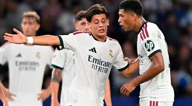 <p><strong>OK DIARIO: ARDA VE BELLINGHAM'IN BİRLİKTE OYNAMASI GEREKİYOR</strong><br />
<br />
<br />
"Real Madrid'in ilk 11'i konusunda en b&uuml;y&uuml;k soru işareti şuydu: Jude Bellingham, etkileyici hazırlık d&ouml;nemi performansı g&ouml;z &ouml;n&uuml;ne alındığında, Cumartesi g&uuml;n&uuml; h&uuml;cum orta saha pozisyonunda Arda G&uuml;ler'in yerine mi başlamalıydı? Jose Mourinho, her ikisini de ilk 11'de oynatarak bu sorunu &ccedil;&ouml;zd&uuml; ve sanki 'Neden birlikte oynamayalım?' der gibiydiler. T&uuml;rk oyuncunun sol ayağı ve İngiliz oyuncunun kafa vuruşu, Portekizli teknik direkt&ouml;r&uuml;n Real Madrid'deki ikinci d&ouml;neminin ilk gol&uuml;n&uuml;, La Liga'daki ilk ma&ccedil;larının sadece dokuzuncu dakikasında kaydetti."</p>
