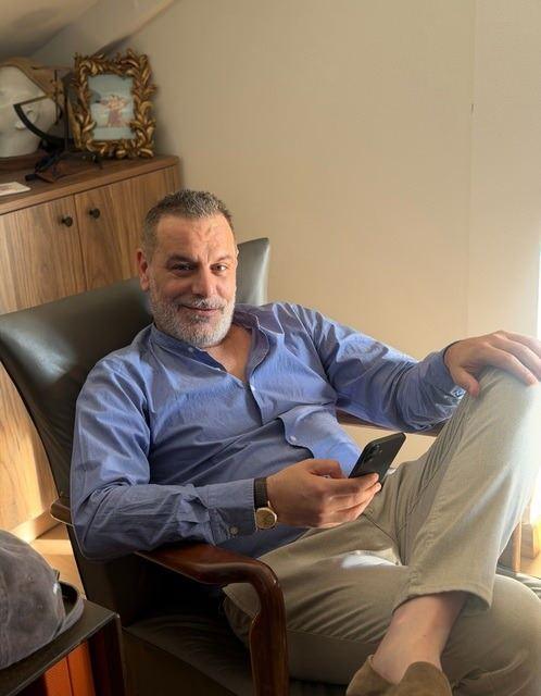 <p>2 yaşındayken anne ve babasının boşandığını ve annesiyle birlikte Almanya'ya gittiğini anlatan G&uuml;ven, <em><strong>"Benim hayattaki tek amacım b&uuml;y&uuml;y&uuml;p &ccedil;alışıp anneme bir ev, bir araba almak; bir de bir &ccedil;ocuk sahibi olmaktı. Annem gazeteci ya da doktor olmamı istiyordu. Annemle birbirimizden &ccedil;ok razı bir hayat yaşadık. O kadar erken yaşta hayatla m&uuml;cadele eden bir kadını g&ouml;rd&uuml;ğ&uuml;n&uuml;z zaman 5-6 yaşında olgunlaşmak zorunda kalıyorsunuz"</strong></em> diye konuştu.&nbsp;</p>
