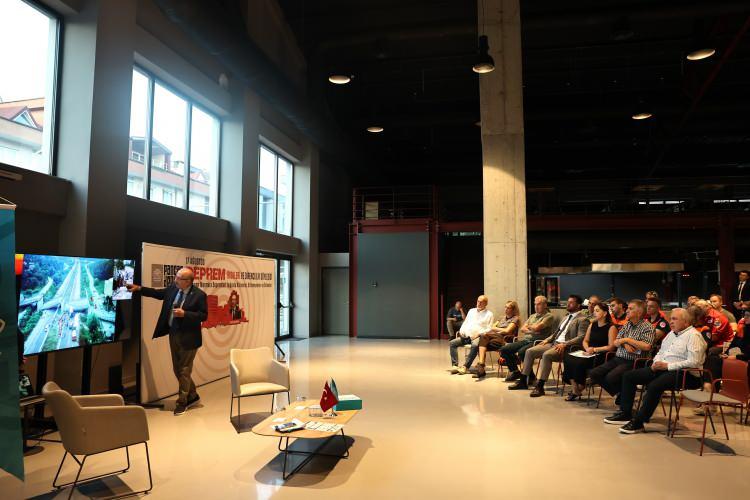 <div>Programın a&ccedil;ılışında konuşan Nil&uuml;fer Belediye Başkanı Şadi &Ouml;zdemir, afetlere hazırlık konusunda toplum genelinde yeterli bilincin hen&uuml;z oluşmadığına dikkat &ccedil;ekerek, depremlerin ardından sağlıklı yapılar yapılması i&ccedil;in kararlar alındığını ancak bir s&uuml;re sonra her şeyin normalleştiğini s&ouml;yledi.</div>

<div>&nbsp;</div>
