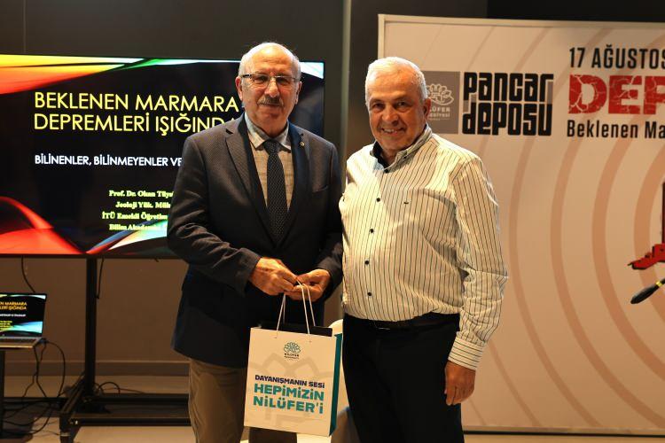 <p>LOJİSTİK MERKEZİ PROJESİ HAYATA GE&Ccedil;İYOR<br />
Deprem gelmeden &ouml;nce alınması gereken pek &ccedil;ok tedbir bulunduğunu ifade eden Başkan Şadi &Ouml;zdemir, afet anlarında sivil toplum kuruluşlarının sergilediği dayanışmanın &ouml;nemine değindi. Belediye olarak bu s&uuml;reci planlı y&uuml;r&uuml;tmeyi hedeflediklerini belirten Başkan Şadi &Ouml;zdemir, "Afet anında ihtiya&ccedil; duyulacak t&uuml;m gıda, malzeme ve iş makinelerini tek bir noktada toplayacak lojistik merkezi projesini hayata ge&ccedil;ireceğiz" dedi. Kentsel d&ouml;n&uuml;ş&uuml;mde yeni ve b&uuml;t&uuml;nc&uuml;l bir model oluşturmaya &ccedil;alıştıklarını ifade eden Başkan Şadi &Ouml;zdemir, belediyenin s&uuml;recin tam merkezinde yer alacağı bir sistem kurguladıklarını s&ouml;yledi.</p>

<p>&nbsp;</p>

