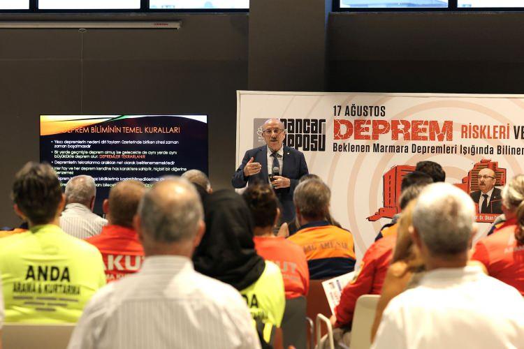 <div>"BİNALARIN ARASINDAN FAY GE&Ccedil;İYOR"</div>

<div>Bursa'nın &ouml;nemli bir kısmının zayıf zemine oturduğunu anlatan T&uuml;ys&uuml;z, "Nil&uuml;fer'de de zayıf zemin mevcut. Nil&uuml;fer'in g&uuml;neyinde &ouml;zellikle &Ccedil;alı, Tahtalı, Kayapa, Zafer ve G&ouml;lyazı'ya kadar uzanan yerde &ouml;nemli bir fay sisteminin olduğunu, 1968 ve 1855 depremlerinin bu fay &uuml;zerinde geliştiğini s&ouml;yleyebiliriz. Haritaya baktığımızda, bir imar planına işlenecek kadar hassas bir harita olmasa da binaların i&ccedil;erisinden, arasından fayların ge&ccedil;tiğini g&ouml;r&uuml;yoruz. Bu da son derece &ouml;nemli bir problem" dedi.</div>
