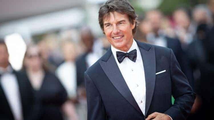 <p><strong><span style="color:#B22222">TOM CRUİSE</span>&nbsp; |&nbsp; SCIENTOLOGY</strong> (Hristiyandı)</p>

<p>&nbsp;</p>

<p>Tom Cruise, Hristiyanlıktan Scientology dinine ge&ccedil;ti. Scientology&rsquo;yi benimseyerek hayatında &ouml;nemli bir yer verdi.&nbsp;</p>

<p>&nbsp;</p>

<p>Scientology, İnsanın temelde iyi olduğuna, hayatta kalmaya &ccedil;alıştığına ve hayatta kalmasının kendisine ve evrenle kardeşlik kurmasına bağlı olduğuna inanır</p>
