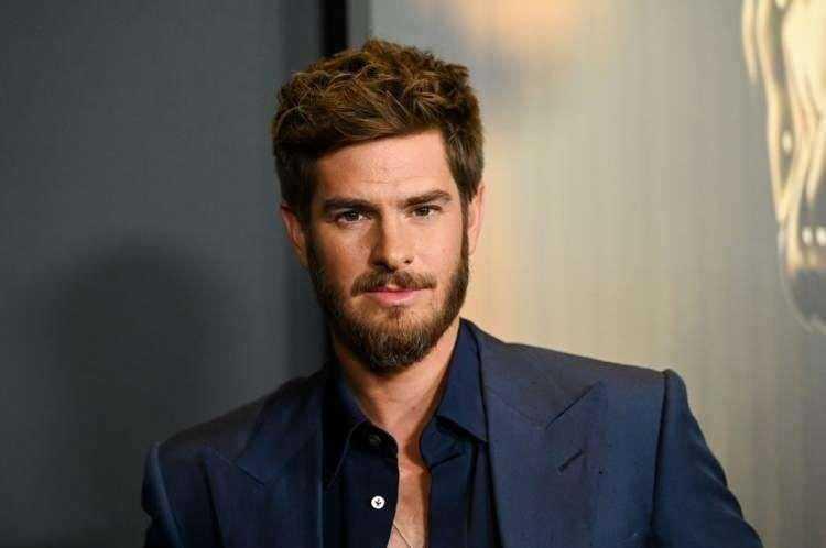 <p><strong><span style="color:#B22222">ANDREW GARFIELD</span>&nbsp; |&nbsp; AGNOSTİK&nbsp; (Yahudiydi)</strong></p>

<p>&nbsp;</p>

<p>Andrew Garfield genellikle agnostik olarak tanımlanıyor.&nbsp;</p>

<p>&nbsp;</p>

<p>Agnostik: Agnostisizm, tanrı veya tanrısal varlıkların varlığının veya yokluğunun bilinemez olduğunu savunan bir felsefi g&ouml;r&uuml;şt&uuml;r</p>
