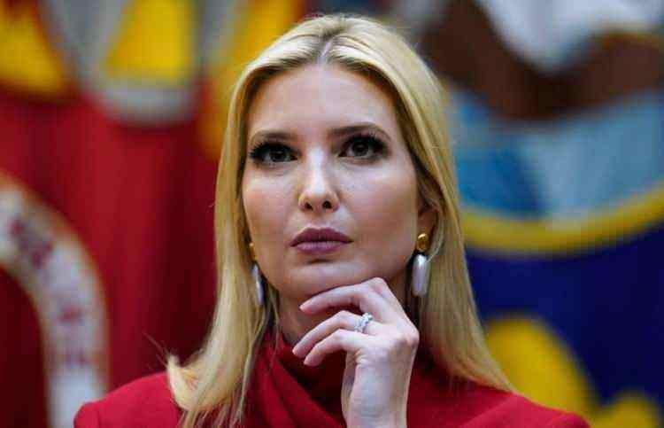 <p><strong><span style="color:#B22222">IVANKA TRUMP</span>&nbsp; |&nbsp; YAHUDİ&nbsp; (Hristiyandı)</strong></p>

<p>&nbsp;</p>

<p>Donald Trump'ın kızı</p>

<p>&nbsp;</p>

<p>2009&rsquo;da Jared Kushner ile evlenmeden &ouml;nce Presbiteryen Hristiyan&rsquo;dı, evlilikle birlikte Yahudiliğe ge&ccedil;ti.&nbsp;</p>
