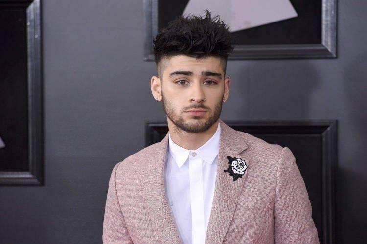 <p><strong><span style="color:#B22222">ZAYN MALİK&nbsp;</span> |&nbsp; ATEİST&nbsp; (M&uuml;sl&uuml;mandı)</strong></p>

<p>&nbsp;</p>

<p>Zayn Malik, ge&ccedil;mişte M&uuml;sl&uuml;man olduğunu belirtmiş ancak 2018 yılında British Vogue&rsquo;a verdiği r&ouml;portajda artık hi&ccedil;bir dini doktrine inanmadığını ve kendisini M&uuml;sl&uuml;man olarak tanımlamadığını a&ccedil;ıkladı.&nbsp;</p>
