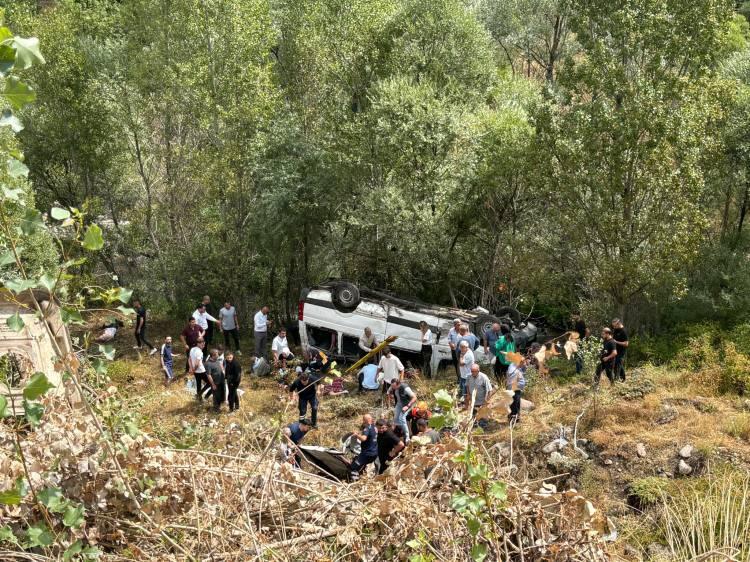 <p>Sivas'ın Suşehri il&ccedil;esinde yolcu minib&uuml;s&uuml;n&uuml;n şarampole devrilmesi sonucu meydana gelen kazada 4 kişi hayatını kaybetti, 4'&uuml; ağır 10 kişi yaralandı.</p>

<p>&nbsp;</p>

