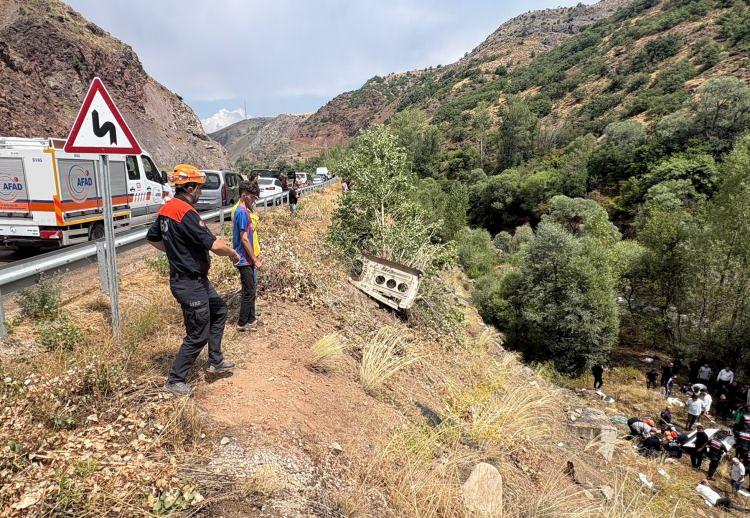 <p>Kaza, Sivas-Suşehri kara yolu D-865 &uuml;zerinde, Elmaseki-&Ccedil;okrak k&ouml;y&uuml; mevkisinde saat 12.30 sıralarında meydana geldi.&nbsp;</p>
