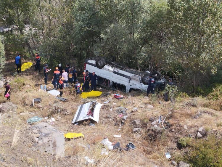 <p>Ekipler, minib&uuml;ste sıkışan yolcuları kurtarmak i&ccedil;in &ccedil;alışma başlattı.</p>

<p>&nbsp;</p>
