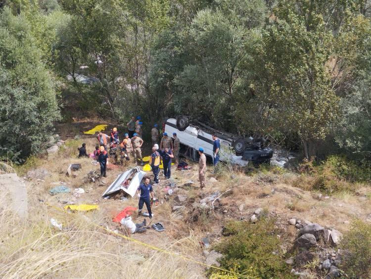 <p>Kazada 4'&uuml; ağır olmak &uuml;zere 10 kişi de yaralandı. Yaralılar, olay yerindeki ilk m&uuml;dahalelerinin ardından hava ve kara ambulanslarıyla il merkezindeki ve &ccedil;evredeki hastanelere kaldırıldı.</p>

<p>&nbsp;</p>
