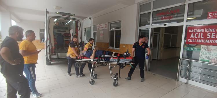 <p>Jandarma ve emniyet ekipleri b&ouml;lgede g&uuml;venlik &ouml;nlemi alırken, kazayla ilgili inceleme başlatıldı.</p>
