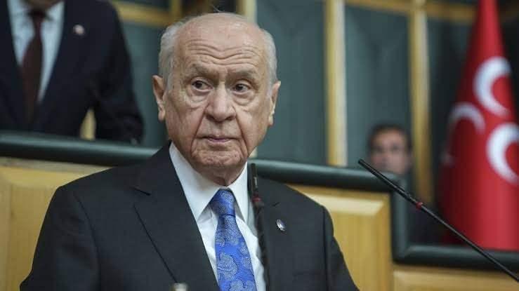 <p><strong>"BAH&Ccedil;ELİ G&Uuml;&Ccedil;L&Uuml; LİDERLİĞİYLE TABANII İKNA ETTİ"</strong><br />
&nbsp;</p>

<p>Siyasi partilerin kararlılıkları ve s&uuml;rece verdikleri desteğin doğrudan Meclis oylamasına da yansıdığını belirten Aktaş, MHP Genel Başkanı Devlet Bah&ccedil;eli'nin tutumuna &ouml;zel bir parantez a&ccedil;tı.</p>

<p>Bah&ccedil;eli'nin tarihi bir duruş sergilediğini anlatan Aktaş, "<strong>S&uuml;recin başından bug&uuml;ne kadar kendi taban hassasiyeti belli olduğu halde, bu milletin geleceğini &ouml;nceleyen Devlet Bah&ccedil;eli, T&uuml;rkiye Cumhuriyeti tarihinde siyaseten alışık olmadığımız bir tutum sergileyerek kararlılık g&ouml;sterdi ve aynı zamanda g&uuml;&ccedil;l&uuml; liderliği ile kendi tabanını ikna etti."</strong> ifadelerini kullandı.</p>
