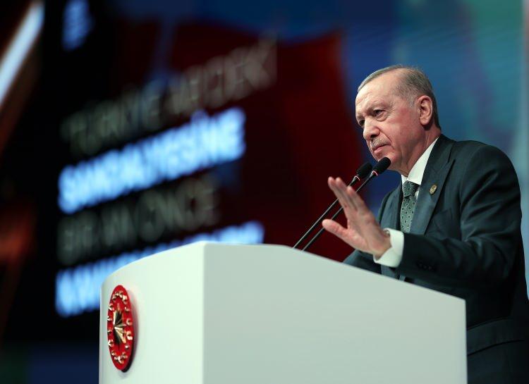 <p><strong>"ATEŞTEN G&Ouml;MLEK GİYİLECEKSE GİYECEĞİZ"</strong><br />
<br />
<br />
&Ccedil;&ouml;z&uuml;m s&uuml;reci d&ouml;neminde yaşanan tartışmaları hatırlatan Aktaş, Cumhurbaşkanı Recep Tayyip Erdoğan'ın o d&ouml;nemki s&ouml;zlerine atıfta bulunarak, <strong>"&Ccedil;&ouml;z&uuml;m s&uuml;reci d&ouml;neminde bu s&uuml;recin AK Parti'ye oy kaybettireceğini s&ouml;yleyen aklı evveller vardı. Cumhurbaşkanı, 'Ateşten g&ouml;mlek giyilecekse giyeceğiz.' demişti. Ben de 'G&uuml;&ccedil;l&uuml; liderler bir karar verir ve kitlesini bu fikre inandırır.' demiştim."</strong> dedi.</p>
