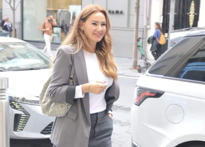 <p>Sosyal medya hesabını aktif kullanan &uuml;nl&uuml; oyuncu, zaman zaman takip&ccedil;ilerinden gelen bor&ccedil; ve yardım istekleriyle g&uuml;ndeme geliyor.</p>
