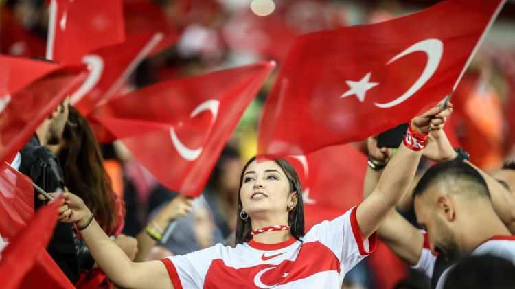 <p><span style="color:#B22222"><strong>İŞTE D&Uuml;NYANIN EN TUTKULU FUTBOL &Uuml;LKELERİ&hellip;</strong></span></p>
